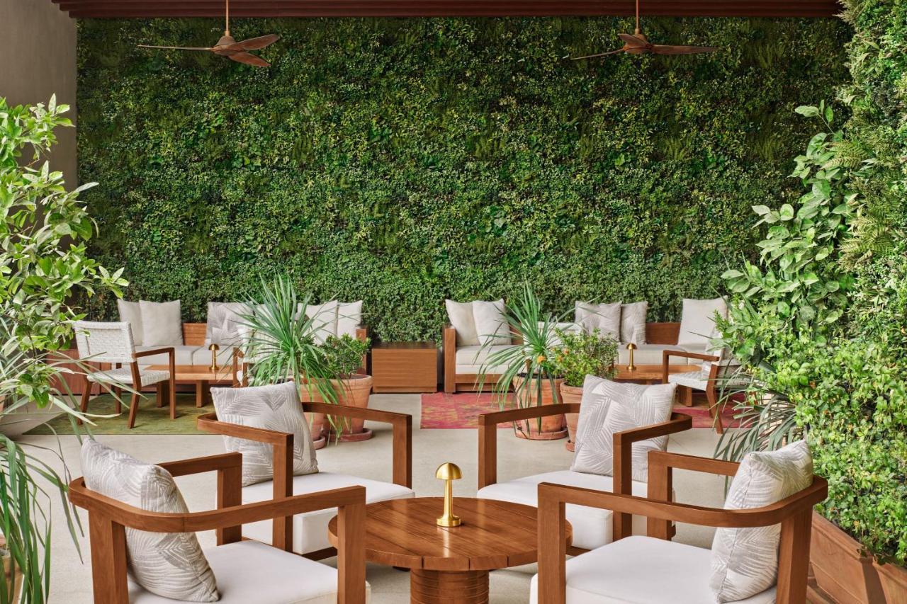 The Dubai Edition Eksteriør bilde A green wall in a restaurant