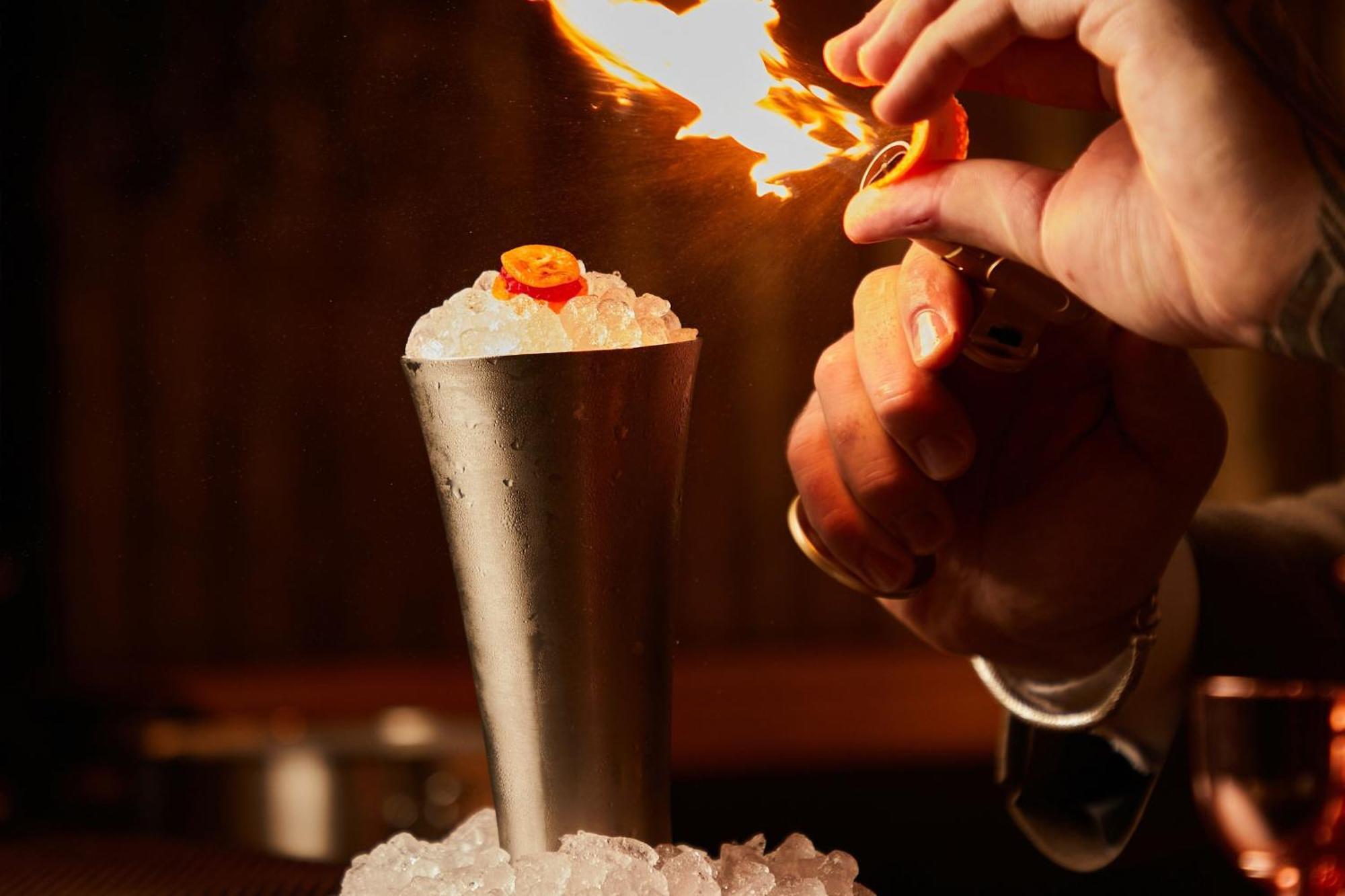 The Dubai Edition Eksteriør bilde Flaming the cocktail