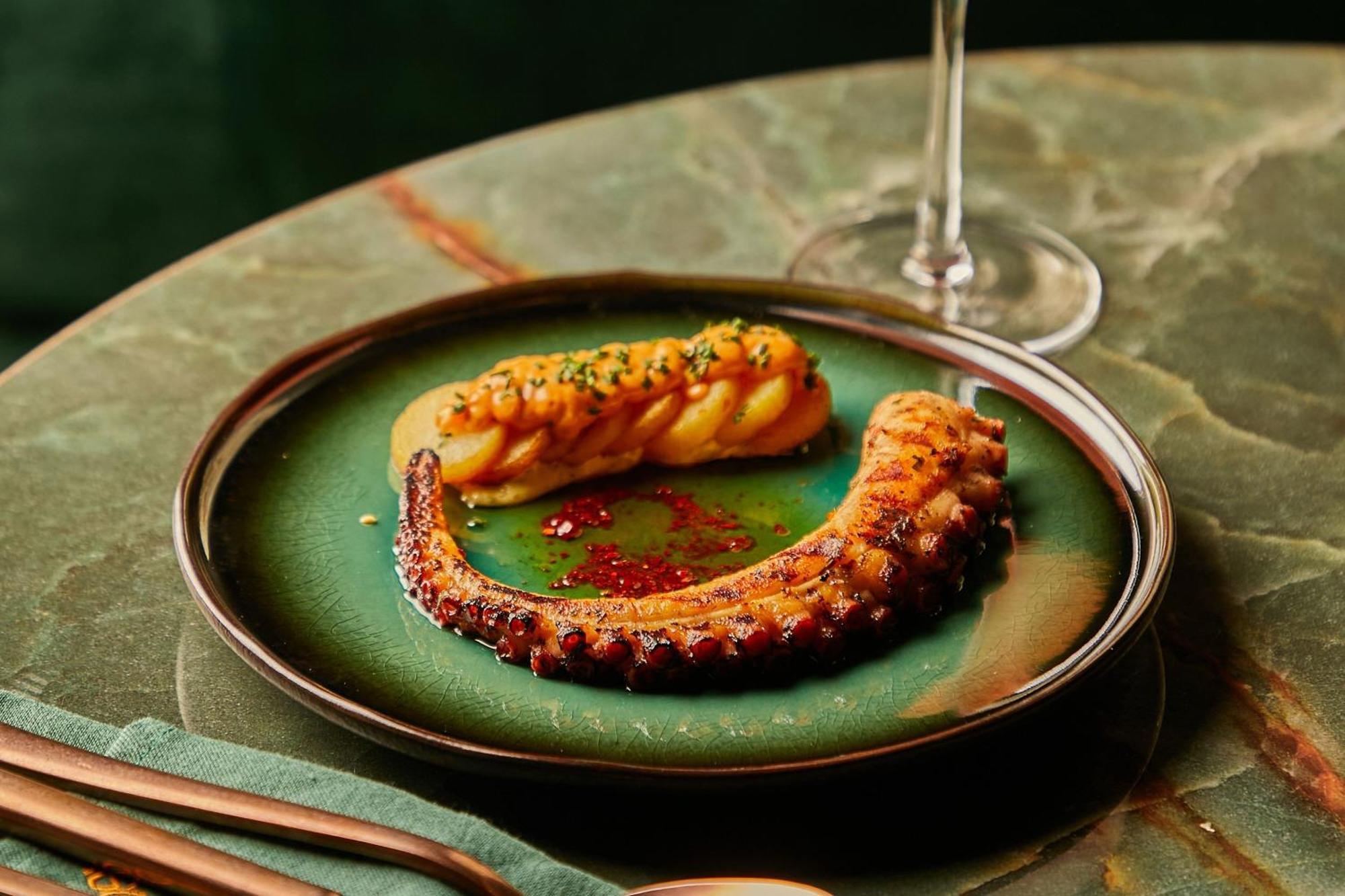 The Dubai Edition Eksteriør bilde Octopus prepared in the Portuguese style