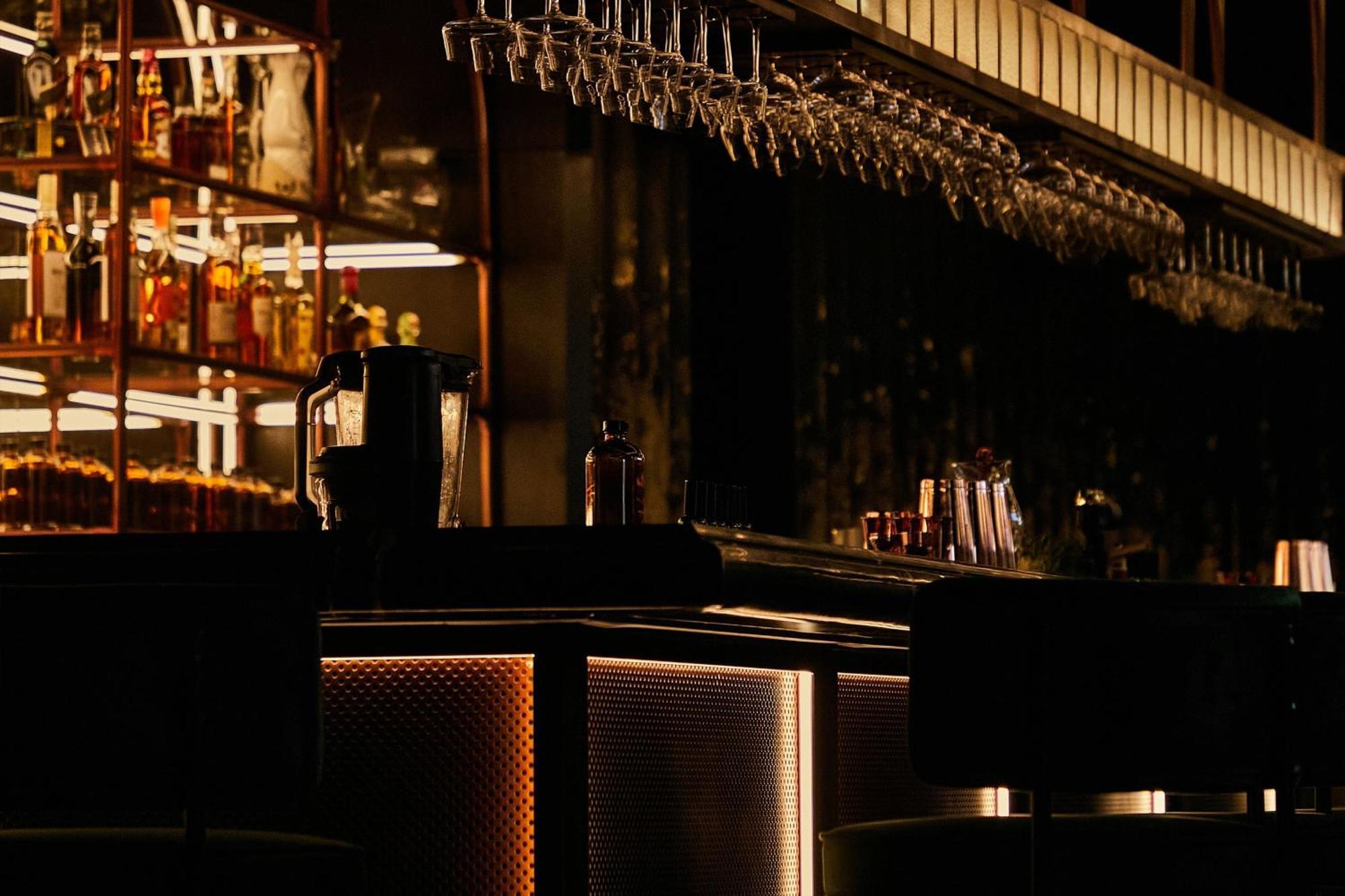 The Dubai Edition Eksteriør bilde The bar at the London Edition