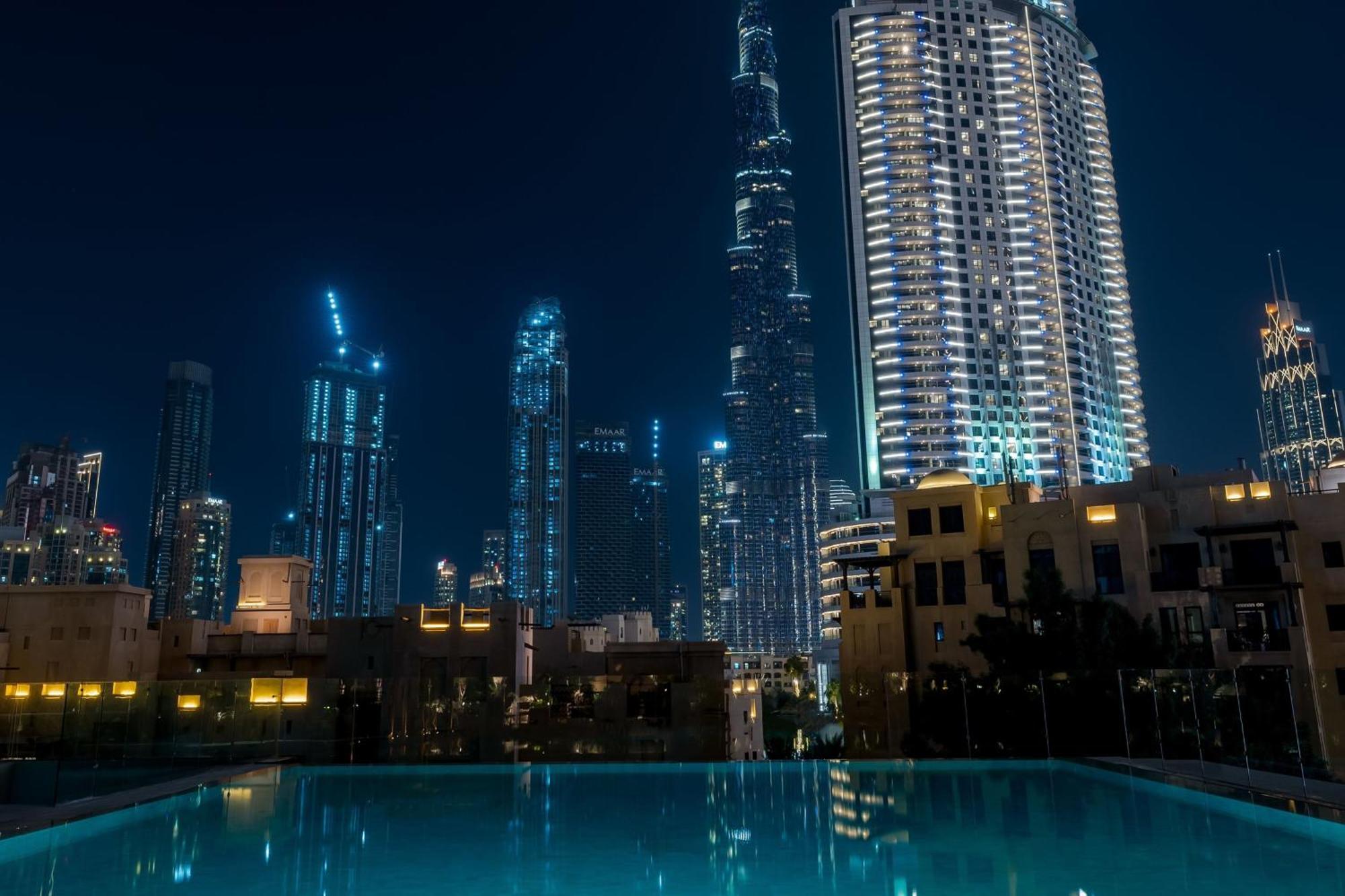 The Dubai Edition Eksteriør bilde View of the complex at night