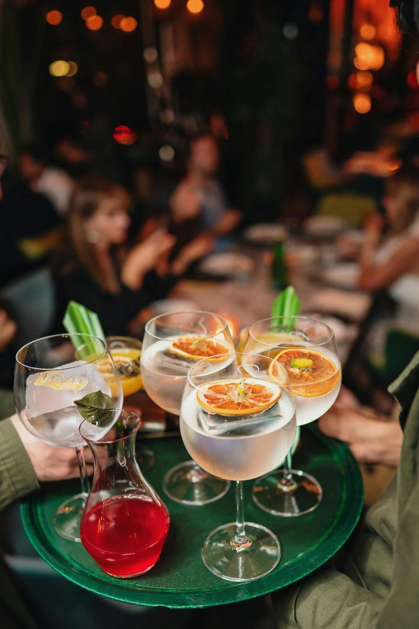 The Dubai Edition Eksteriør bilde Gin and tonic