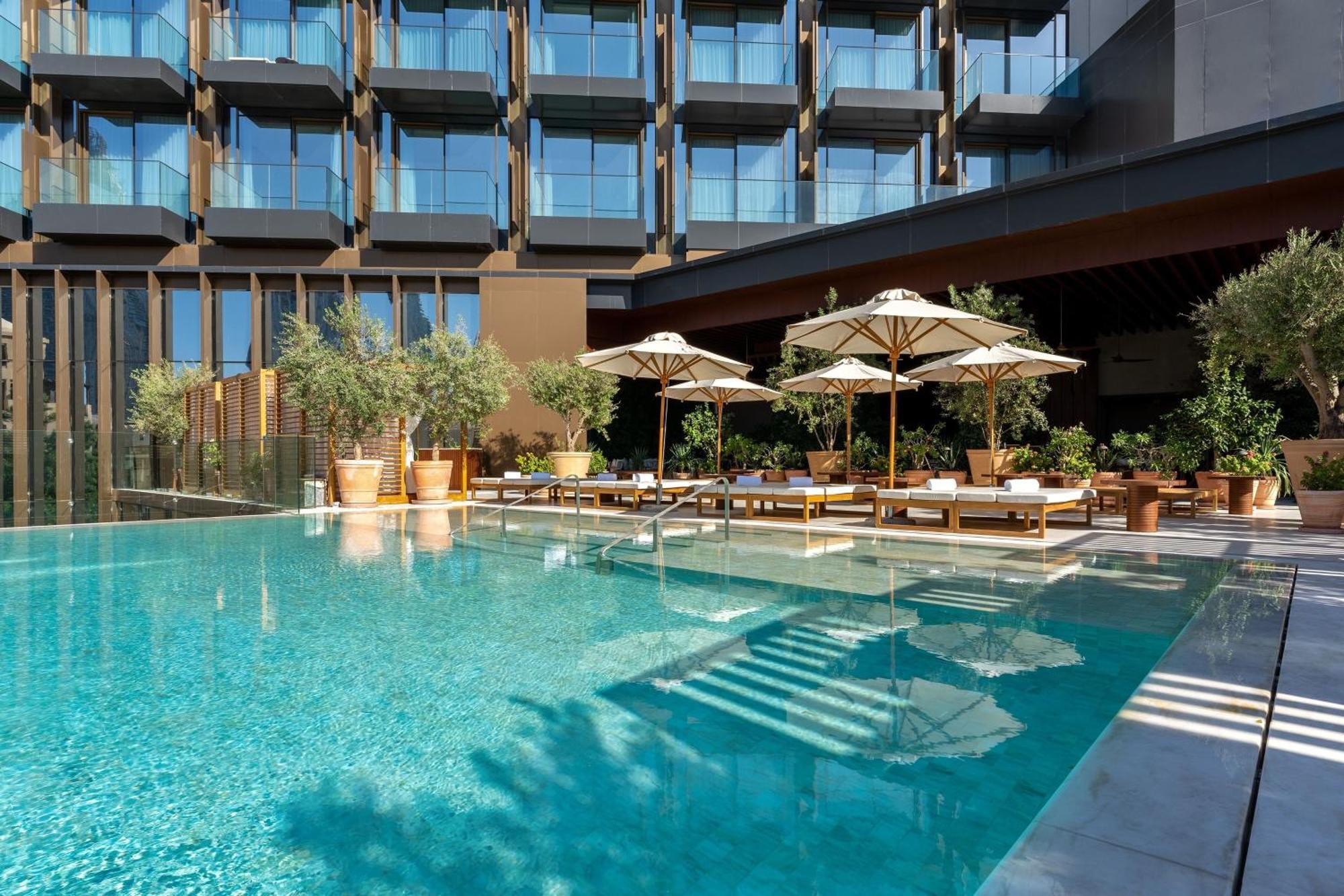 The Dubai Edition Eksteriør bilde The hotel's pool